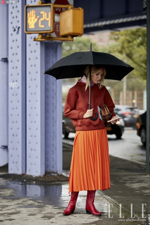 春天的正确打开方式：卫衣+半裙