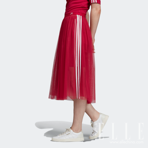 减龄到18岁靠什么?杨幂同款运动风单品!