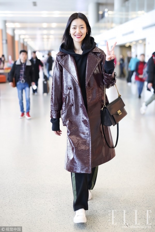 风衣+连帽衫,又帅又有活力的开春造型