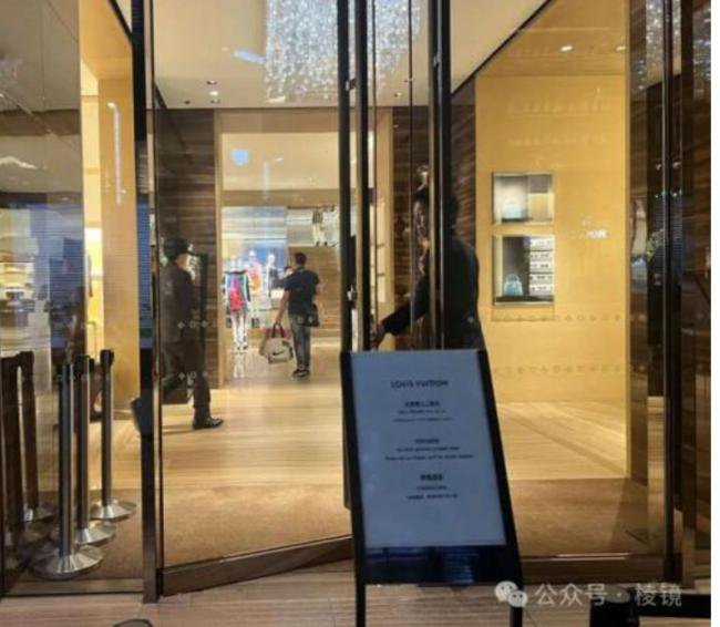 买LV送机票 东京奢侈品店挤满中国人 买LV送机票 东京奢侈品店挤满中国人