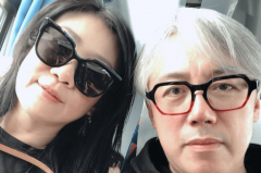 58岁歌手张宇与友人同行 满头白发身形消瘦