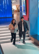 李纯与马頔逛天津海洋馆被偶遇！夫妻俩感情恩爱又